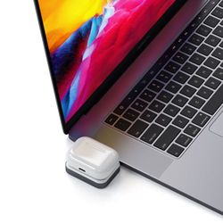 Satechi-USB-C-WIRELESS-Charging-Dock-for-Airpods3